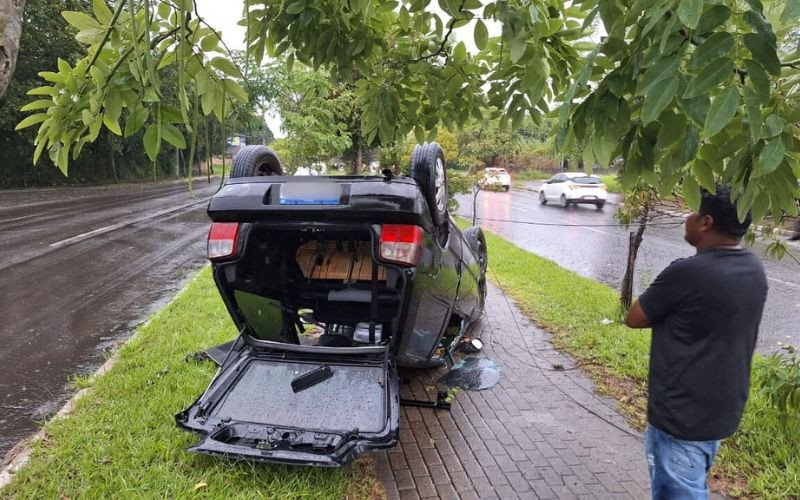 Motorista capota carro em uma das principais avenidas de Estância Velha  | abc+