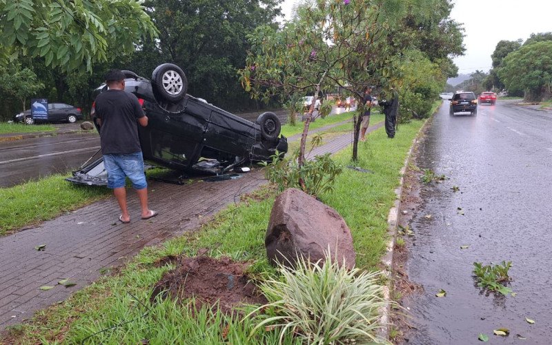 Motorista capota carro em uma das principais avenidas de Estância Velha  | abc+