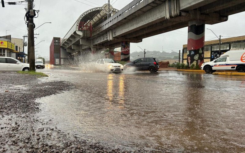 Registros do temporal na Rua Primeiro de Março com Rua Miranda em Novo Hamburgo / previsão de chuva / previsão do tempo