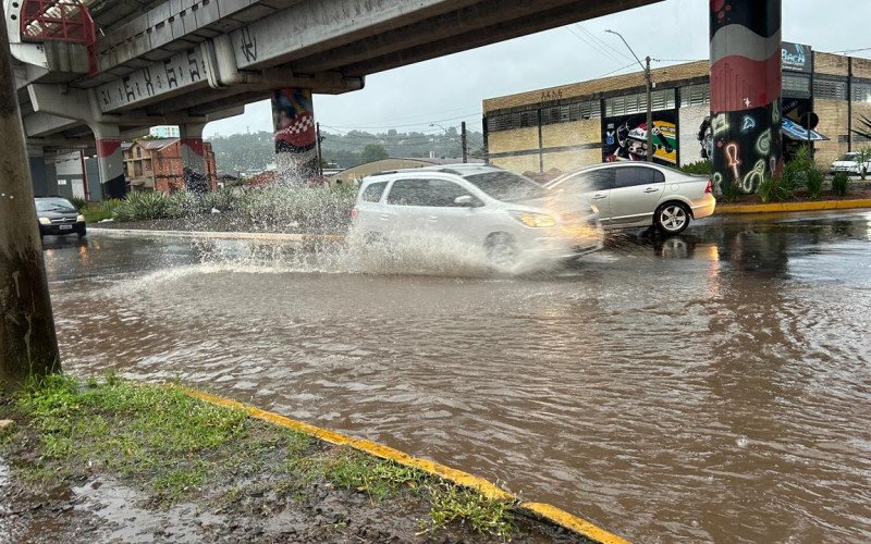 Registros do temporal na Rua Primeiro de Março com Rua Miranda em Novo Hamburgo / previsão de chuva / previsão do tempo