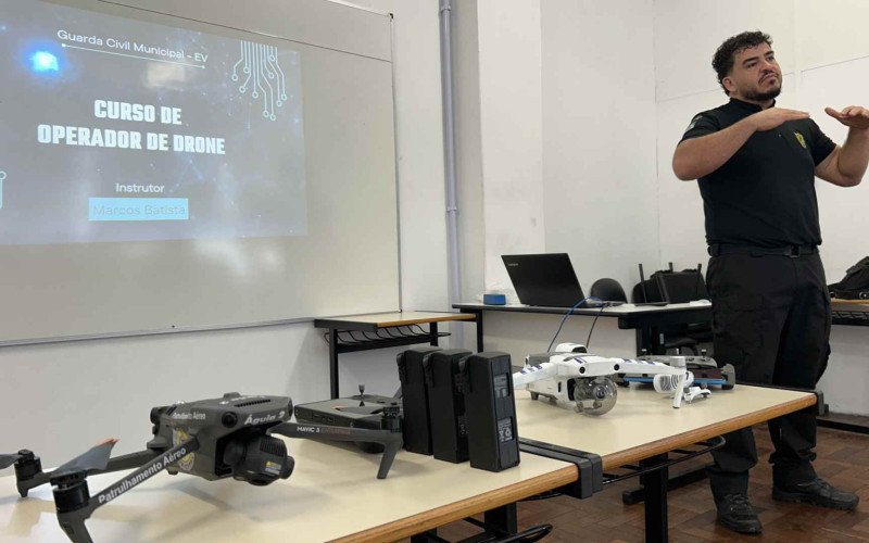 Agentes de Defesa Civil do Vale do Sinos aprendem a operar drones durante capacitação em Novo Hamburgo