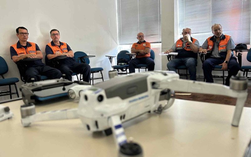 Agentes de Defesa Civil do Vale do Sinos aprendem a operar drones durante capacitação em Novo Hamburgo