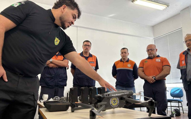 Agentes de Defesa Civil do Vale do Sinos aprendem a operar drones durante capacitação em Novo Hamburgo