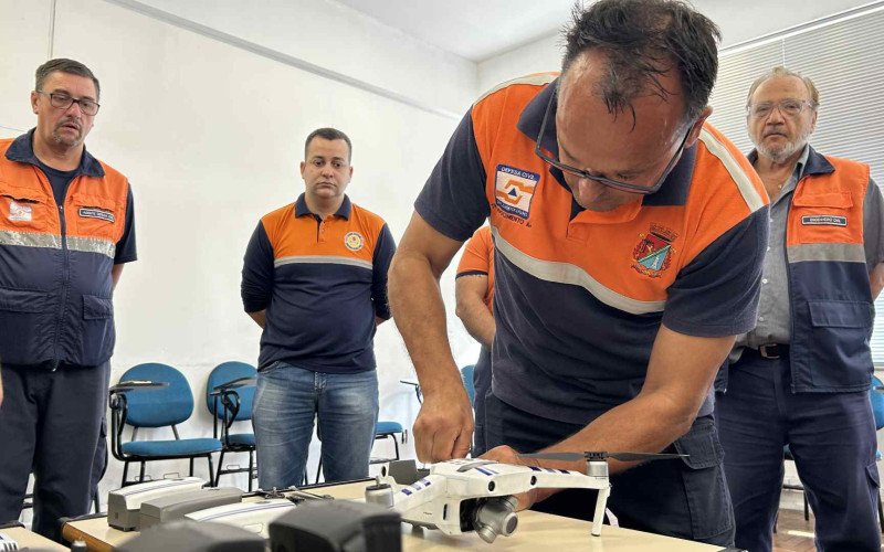 Agentes de Defesa Civil do Vale do Sinos aprendem a operar drones durante capacitação em Novo Hamburgo