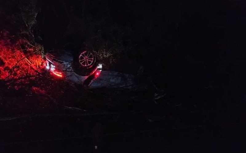 Carro capota na RS-122, em Sebastião do Caí