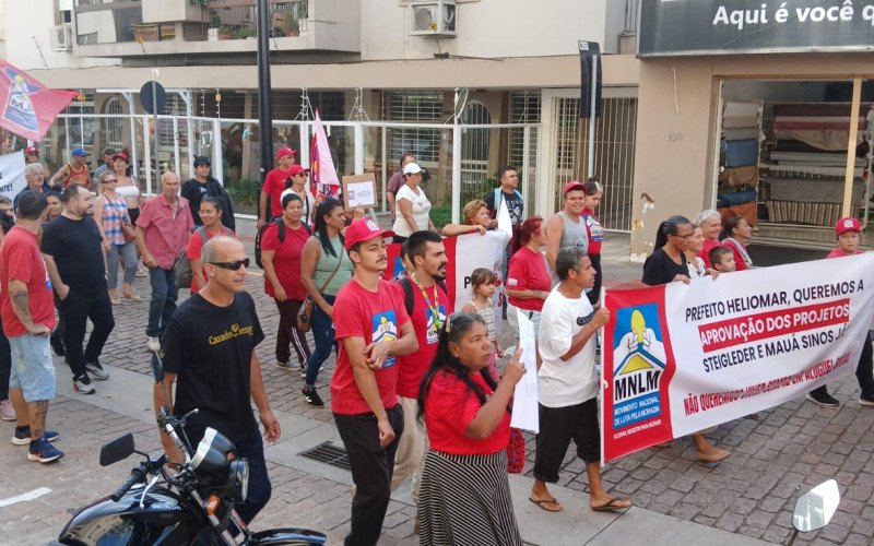 Centenas de pessoas participaram de manifestação do Movimento Nacional de Luta pela Moradia (MNLM), em São Leopoldo