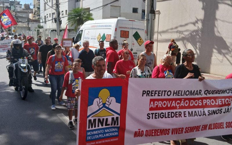 Centenas de pessoas participaram de manifestação do Movimento Nacional de Luta pela Moradia (MNLM), em São Leopoldo
