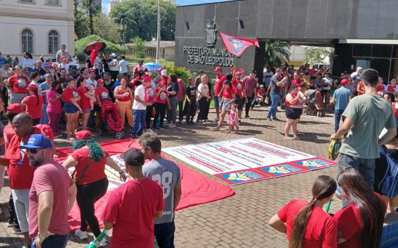 Centenas de pessoas participaram de manifestação do Movimento Nacional de Luta pela Moradia (MNLM), em São Leopoldo - protesto parou em frente à prefeitura