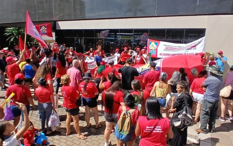 Centenas de pessoas participaram de manifestação ontem