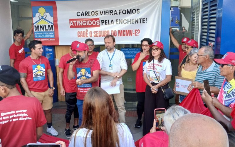 Centenas de pessoas participaram de manifestação do Movimento Nacional de Luta pela Moradia (MNLM), em São Leopoldo - protesto parou em frente à Caixa