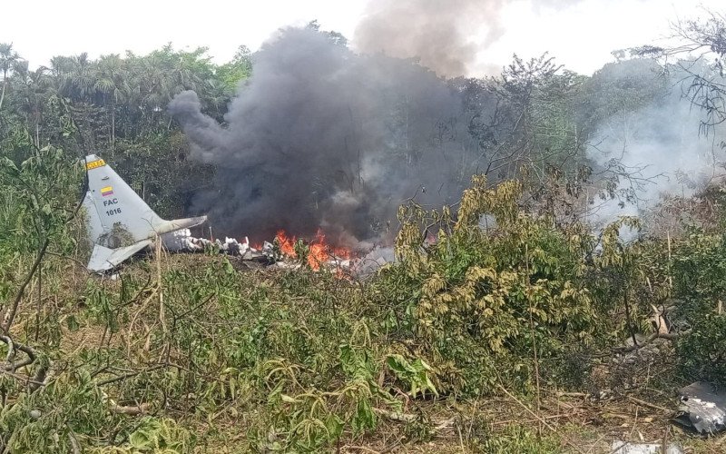 Avião militar cai na Colômbia com mais de 100 pessoas a bordo | abc+