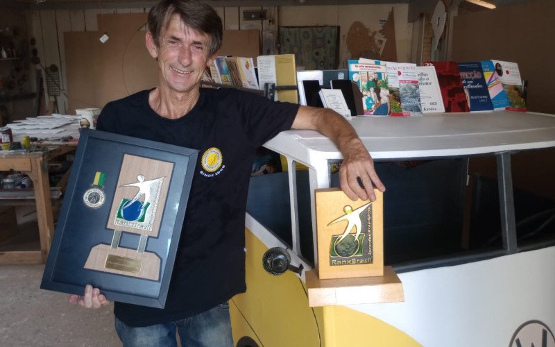 Paulinho dos Quadros conquistou o título de Maior Réplica em Formato de Kombi do Brasil, pelo RankBrasil 