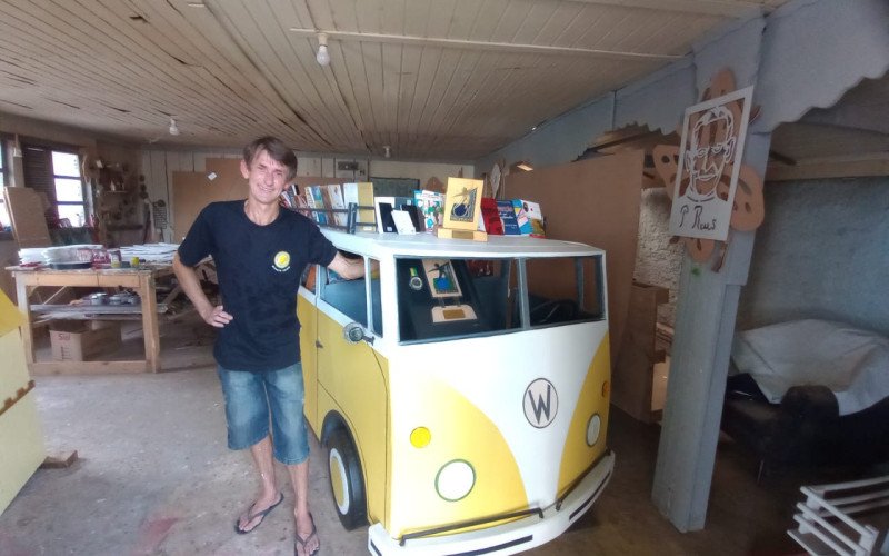 Paulinho dos Quadros conquistou o título de Maior Réplica em Formato de Kombi do Brasil, pelo RankBrasil 