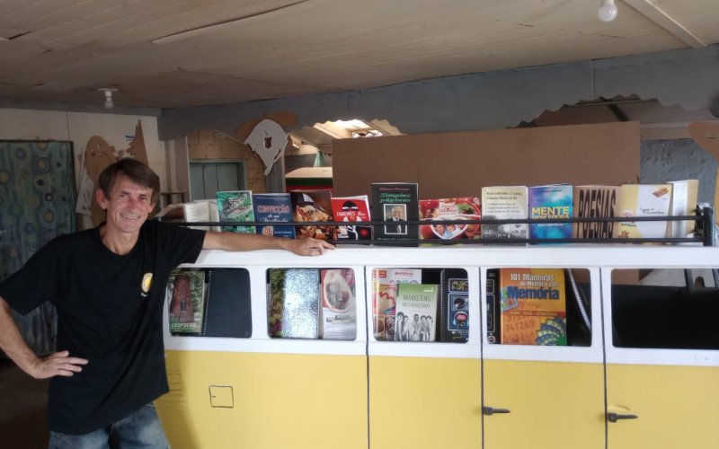 Paulinho dos Quadros conquistou o título de Maior Réplica em Formato de Kombi do Brasil, pelo RankBrasil 