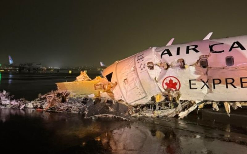 Colis&atilde;o entre avi&atilde;o e caminh&atilde;o de bombeiros mata dois em aeroporto de Nova York