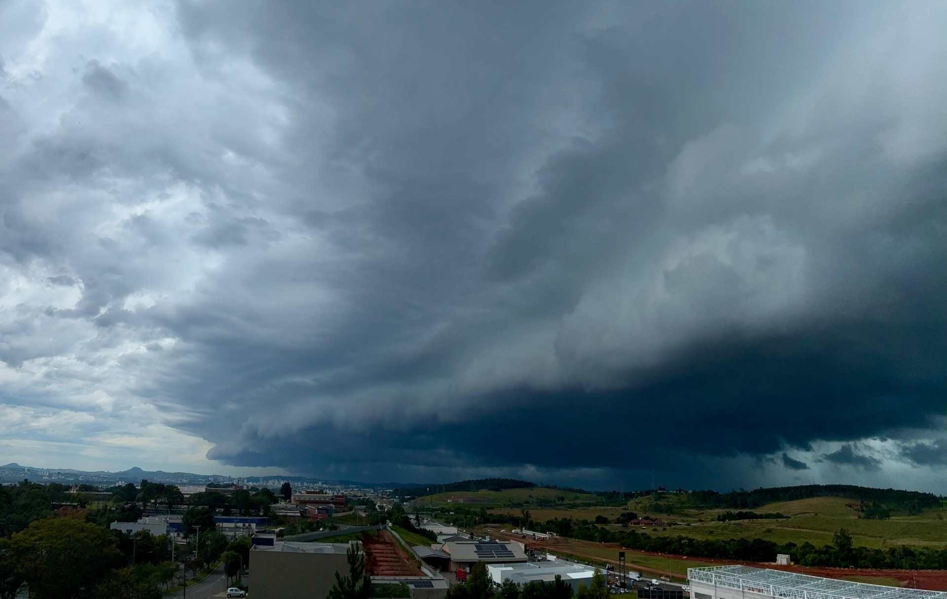 VIRADA NO TEMPO: Rajadas de vento acompanham chegada de nuvens carregadas à região