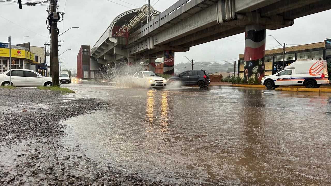 VIRADA NO TEMPO: Chuva avança em meio ao alerta vermelho do Inmet