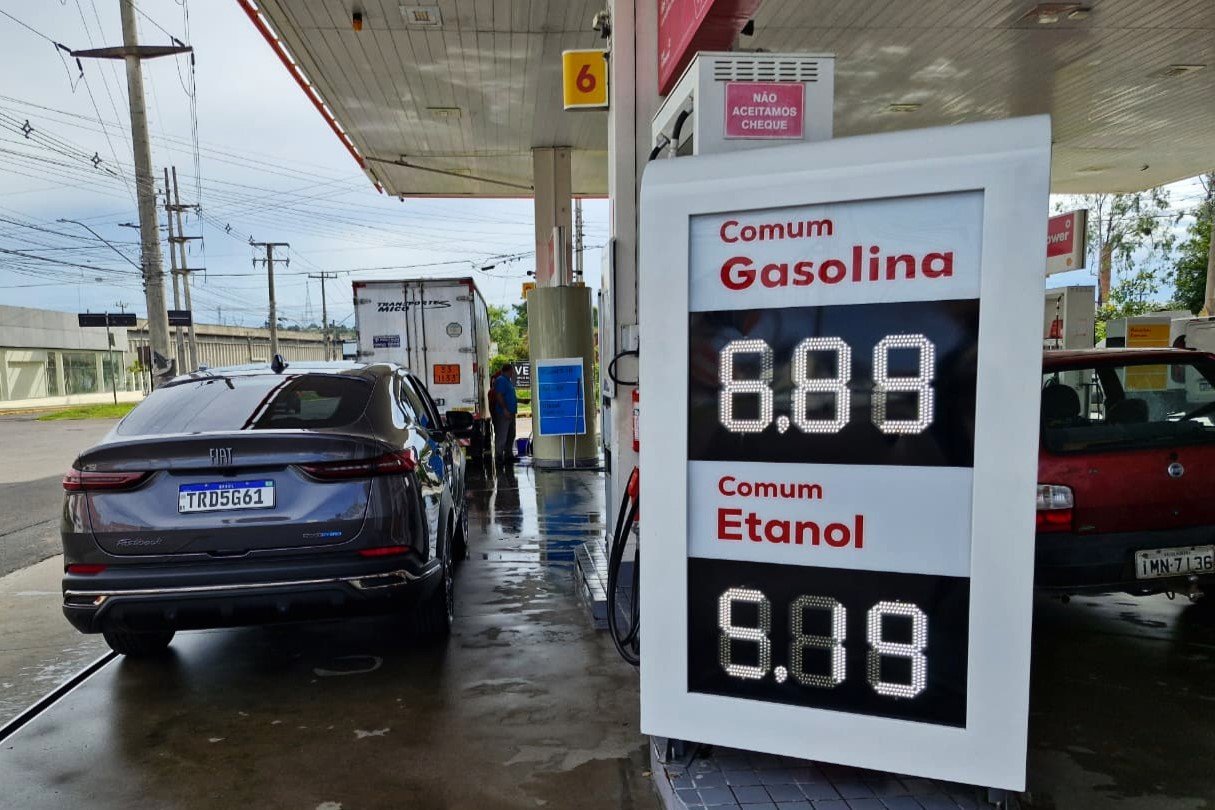 Preço da gasolina se aproxima de R$ 7 e motoristas cobram ações de órgãos de defesa do consumidor