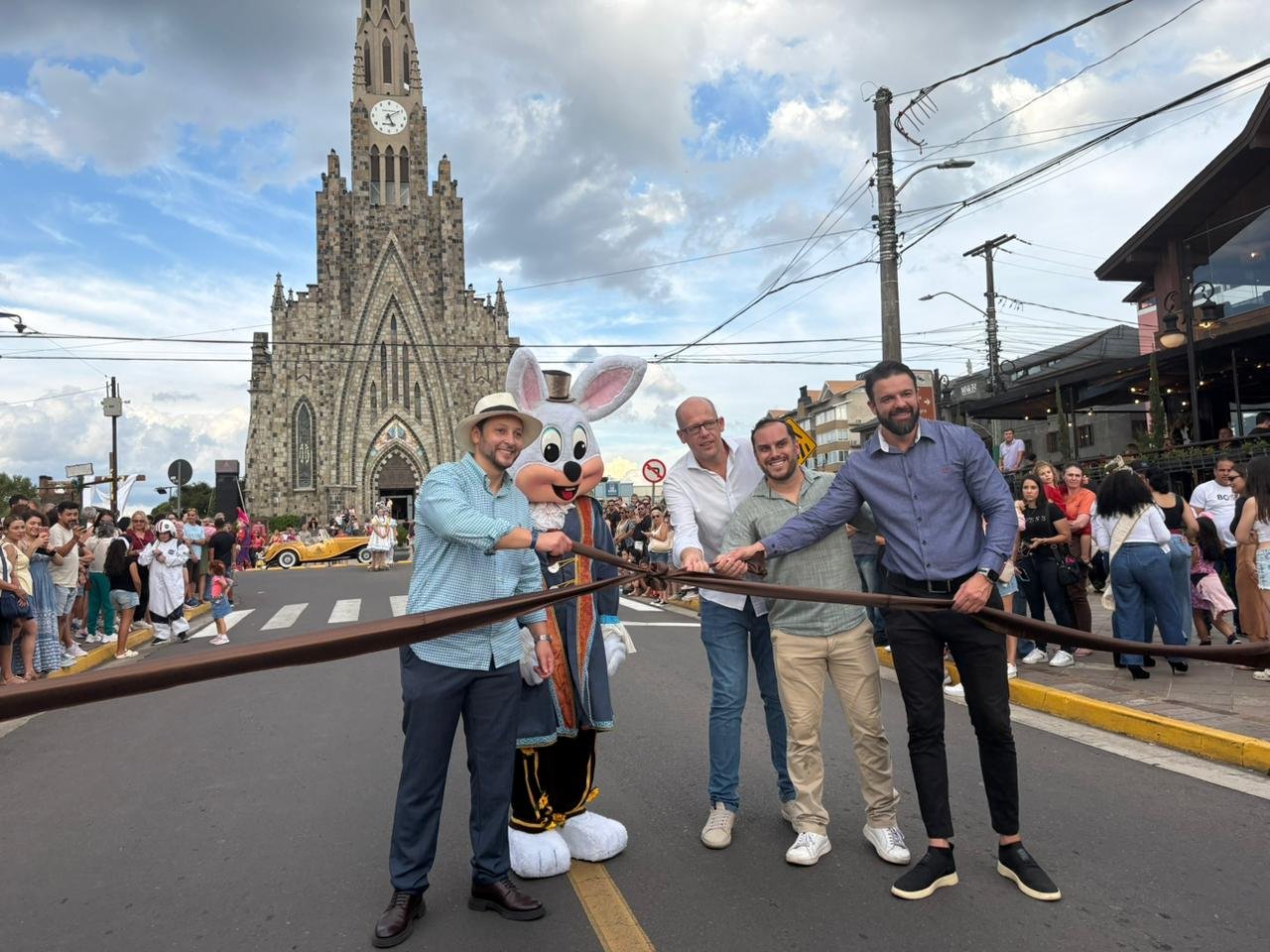 Páscoa em Canela abre com Desfile Encantado; programação terá 45 atrações em um mês