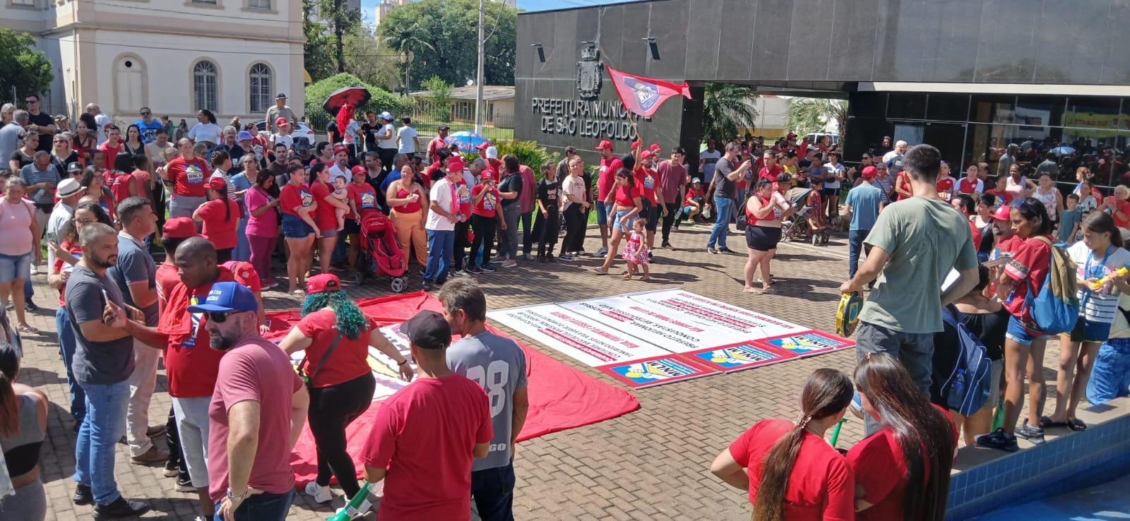 “Vamos chegar em mais um inverno sem proteção”: moradias e alagamentos são temas de protesto em São Leopoldo