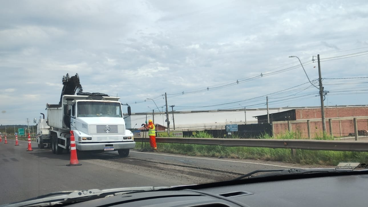 BR-116: semana começa com obras e bloqueio parcial causando trânsito lento no trecho de São Leopoldo
