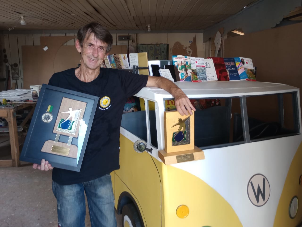Maior réplica de Kombi: Artesão do Vale do Sinos bate recorde no Brasil