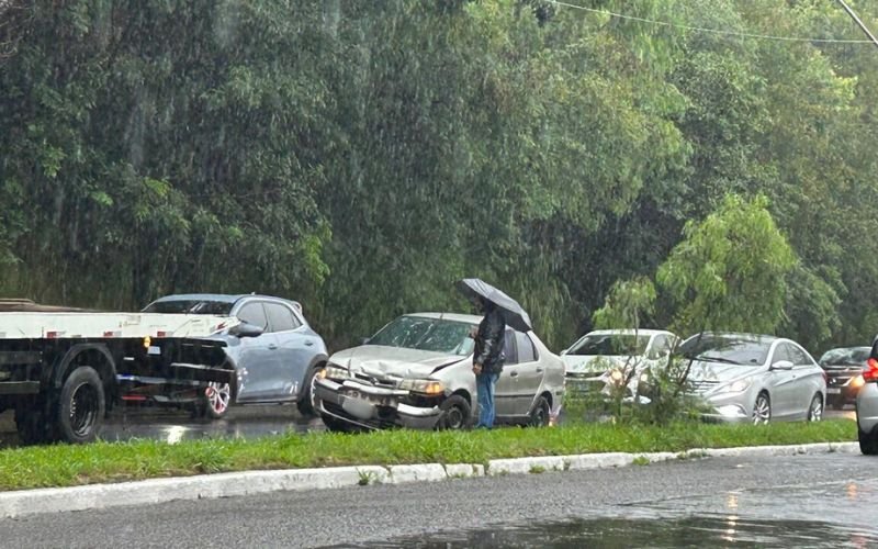 Engavetamento envolvendo três carros e uma moto é registrado em Novo Hamburgo