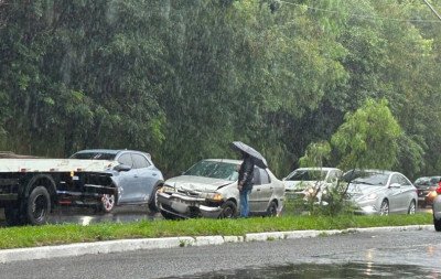 Engavetamento envolvendo três carros e uma moto é registrado em Novo Hamburgo