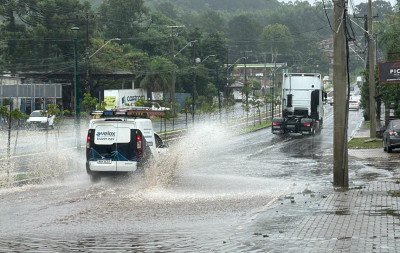 "Toda vez que chove é um horror": Alagamento em avenida recentemente duplicada causa transtornos a comerciantes em Estância Velha
