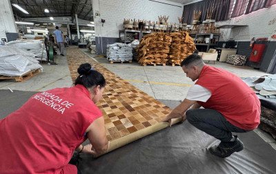 Tapete gigante: Peça feita por 30 profissionais com 2,4 mil retalhos de couro vira símbolo de cidade da região