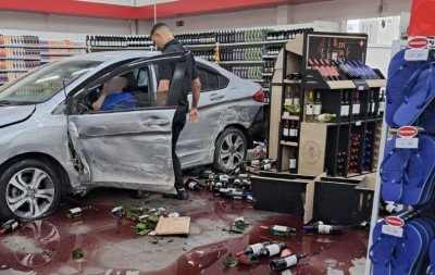 Carro invade supermercado pela porta de emergência no Vale do Sinos; veja fotos