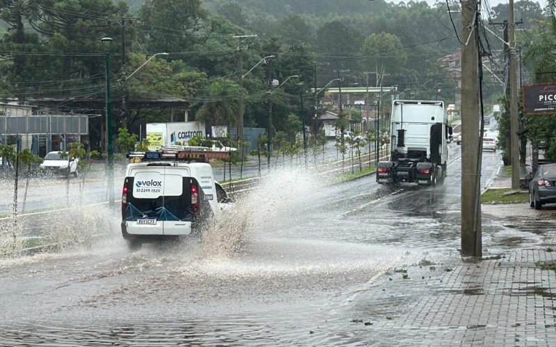 Alagamento em avenida recentemente duplicada causa transtornos a comerciantes em Estância Velha | abc+