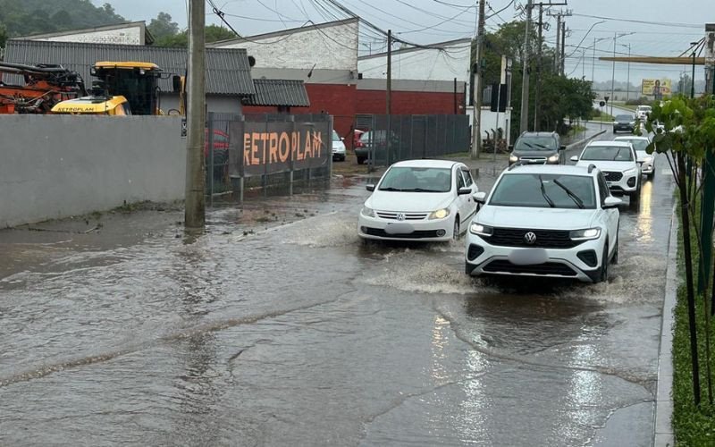 Alagamento em avenida recentemente duplicada causa transtornos a comerciantes em Estância Velha