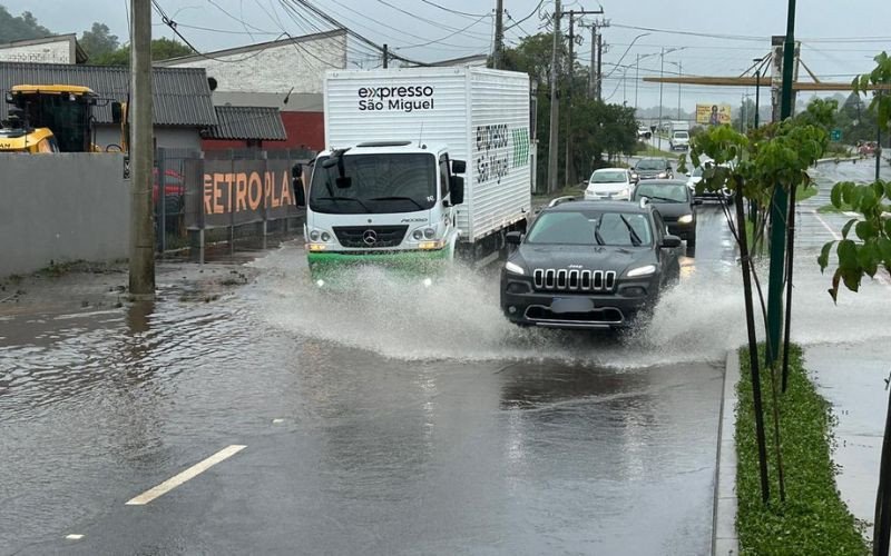 Alagamento em avenida recentemente duplicada causa transtornos a comerciantes em Estância Velha
