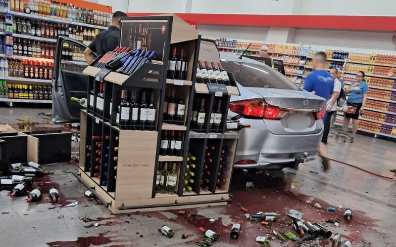 Carro invade Rissul de Campo Bom | abc+