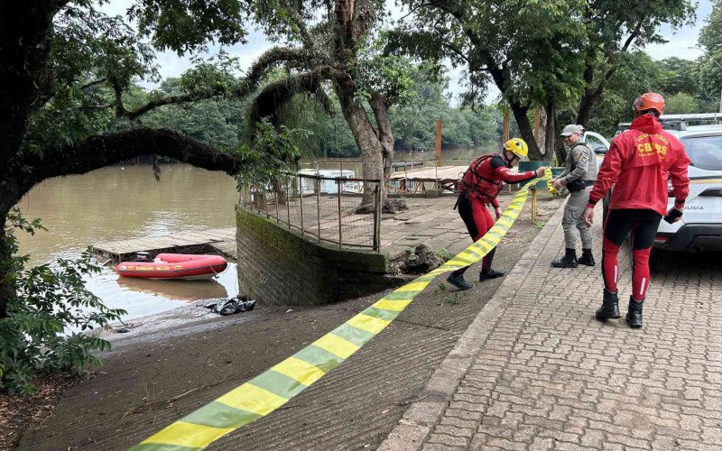 Homens do Corpo de Bombeiros retiraram cadáver da água e verificaram que corpo estava em cabeça | abc+