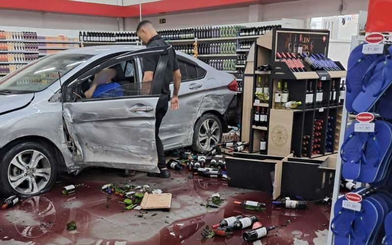 Carro invade Rissul de Campo Bom | abc+