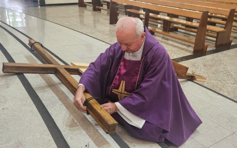 Padre Resende mostra uma das cruzes que será usada na encenação da Via Sacra no Santuário do Sagrado Coração de Jesus