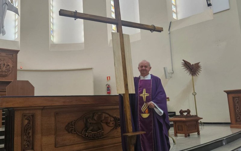 Padre Resende mostra cruz que será usada na encenação da Via Sacra no Santuário do Sagrado Coração de Jesus