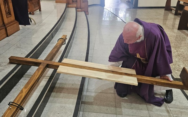 Padre Resende mostra uma das cruzes que serão usadas na encenação da Via Sacra 