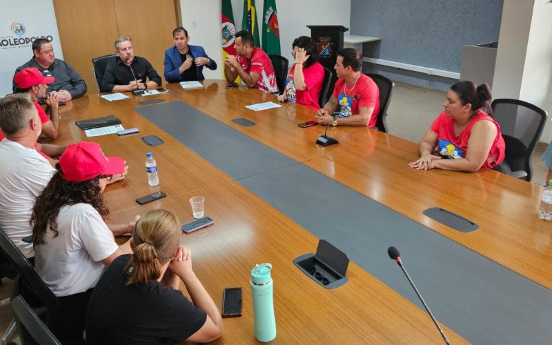 Prefeito Heliomar Franco recebeu representantes da MNLM e de comunidades que participaram da manifestação 