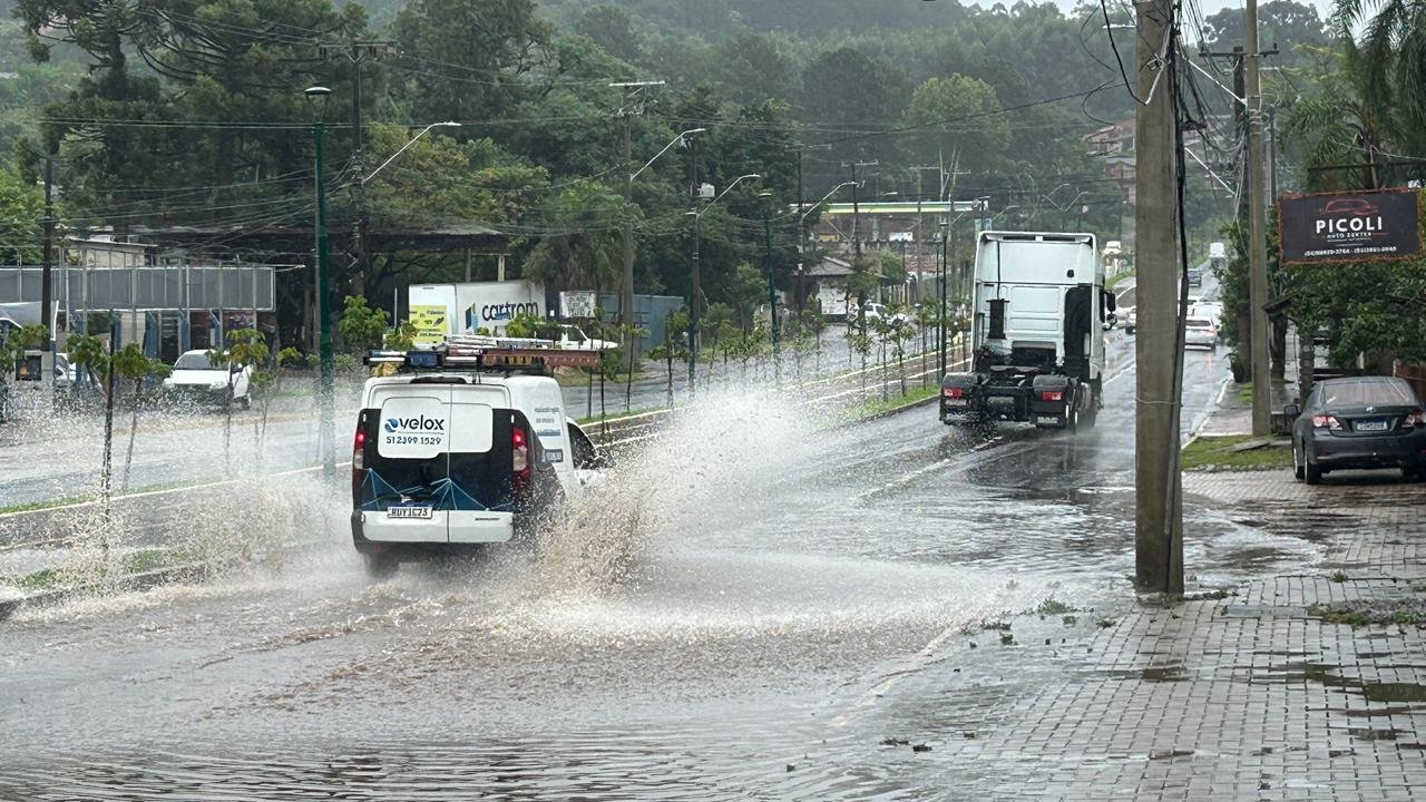 “Toda vez que chove é um horror”: Alagamento em avenida recentemente duplicada causa transtornos a comerciantes em Estância Velha