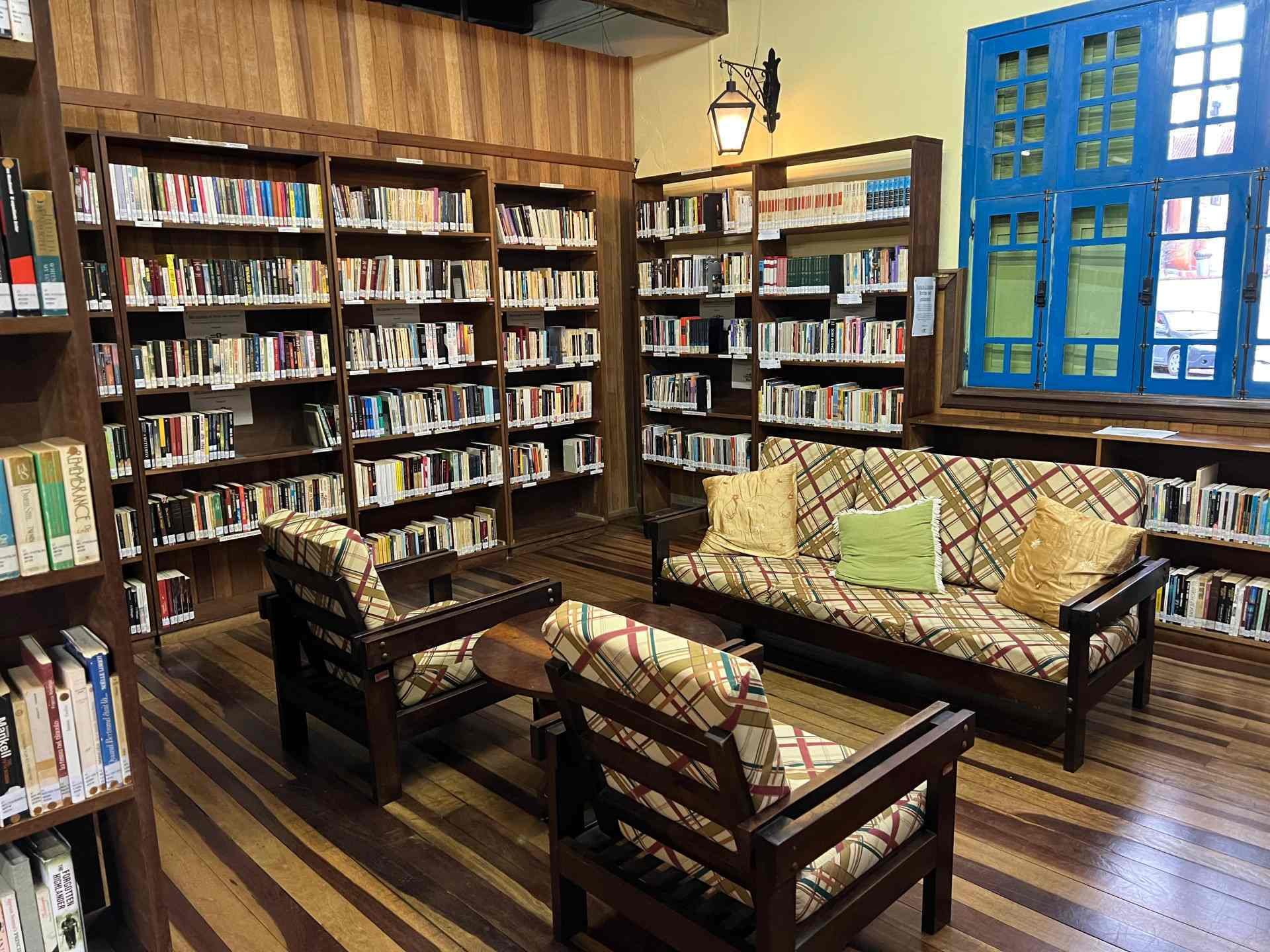 Biblioteca Cyro Martins integra programação internacional e realiza doação de livros à comunidade