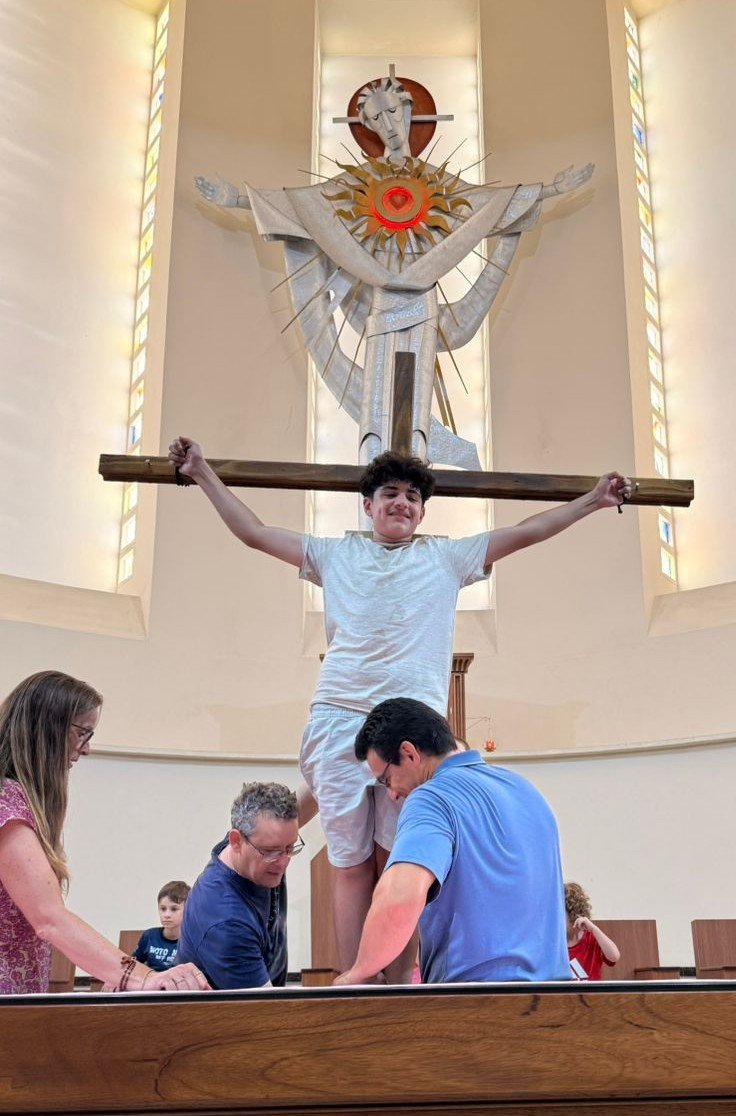 Equipe ensaiando para a encenação da Via Sacra no Santuário do Sagrado Coração de Jesus