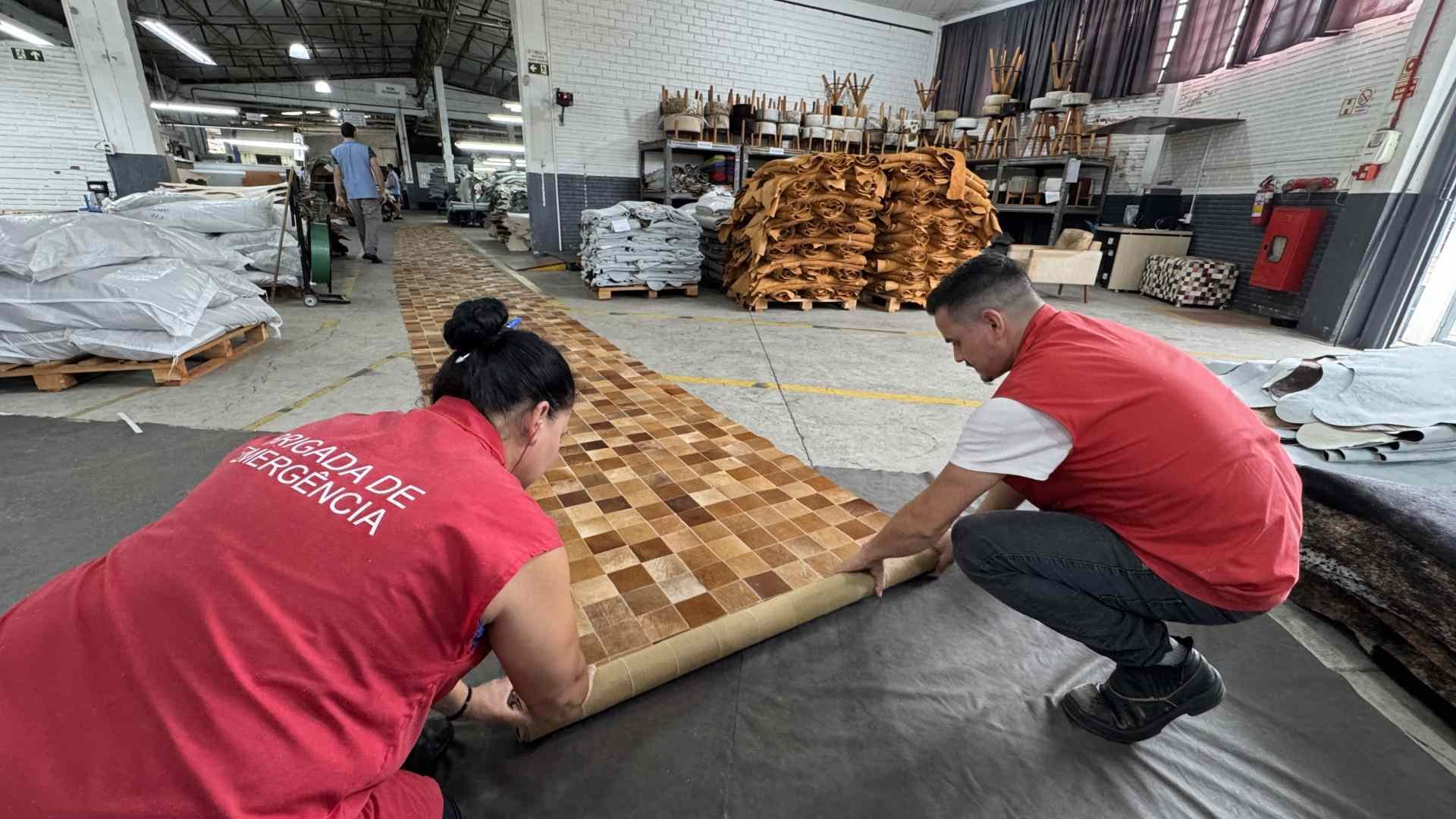 Tapete gigante: Peça feita por 30 profissionais com 2,4 mil retalhos de couro vira símbolo de cidade da região