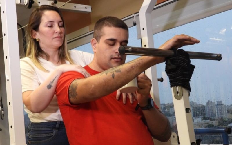 Após ficar paraplégico, bombeiro do RS recebe tratamento experimental e já sente efeitos