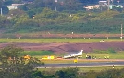 Avião sai da pista após pouso no Aeroporto Salgado Filho, em Porto Alegre