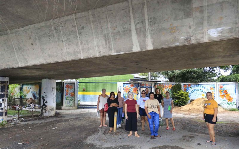 Mães dos alunos da Ney Gomes ficam debaixo do viaduto em Canoas | abc+