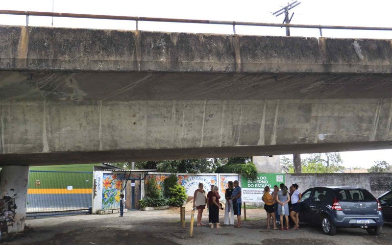 Mães dos alunos da Ney Gomes ficam debaixo do viaduto em Canoas | abc+