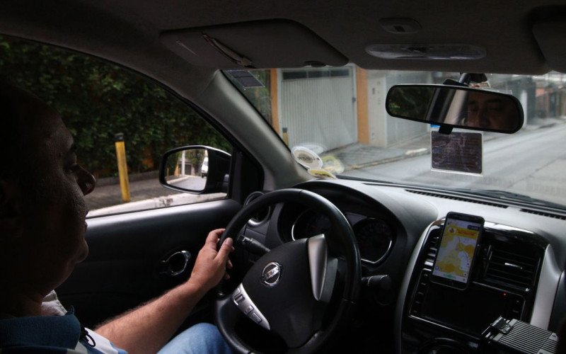 Apps vão ter que mostrar "taxas escondidas" das entregas e viagens aos consumidores | abc+